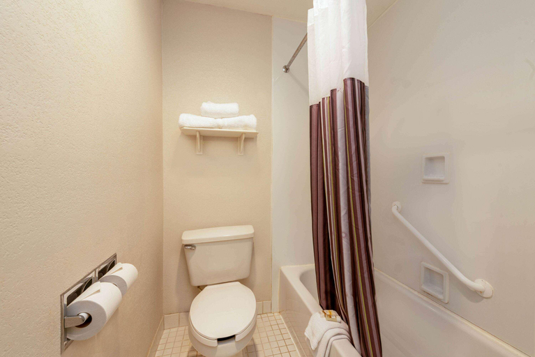 Bathroom 4, La Quinta Inn by Wyndham Cleveland Independence, Cuyahoga