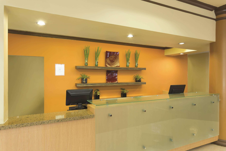 Public Area 2, La Quinta Inn & Suites by Wyndham Raleigh Crabtree, Wake