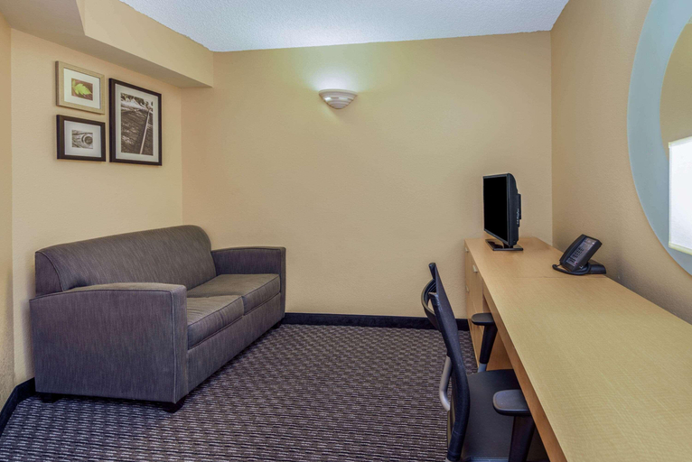 Bedroom 3, La Quinta Inn & Suites by Wyndham Naples Downtown, Collier