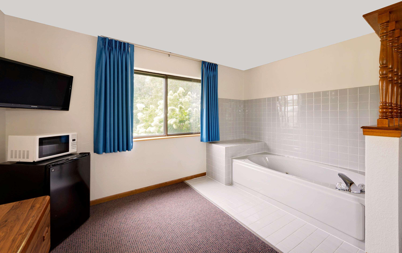 Bathroom 4, Super 8 by Wyndham Centerville, Appanoose