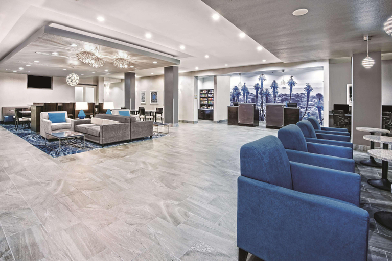 Public Area 2, La Quinta Inn & Suites by Wyndham Victoria - South, Victoria