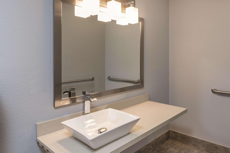 Bathroom 2, Spark by Hilton San Jose Airport, Santa Clara