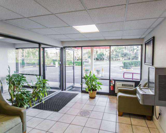 Public Area 2, Days Inn by Wyndham Gainesville Hospital/University Area, Alachua
