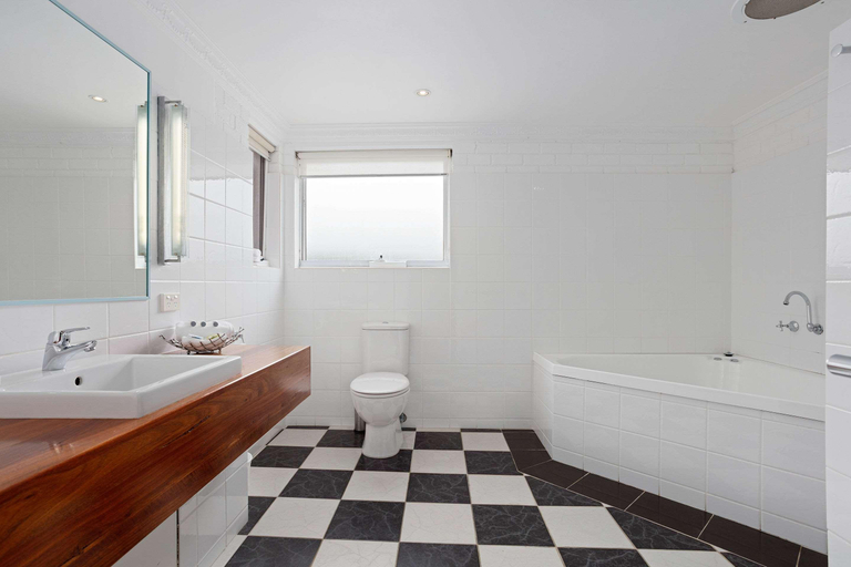 Bathroom 5, The International Motel, Colac-Otway - South