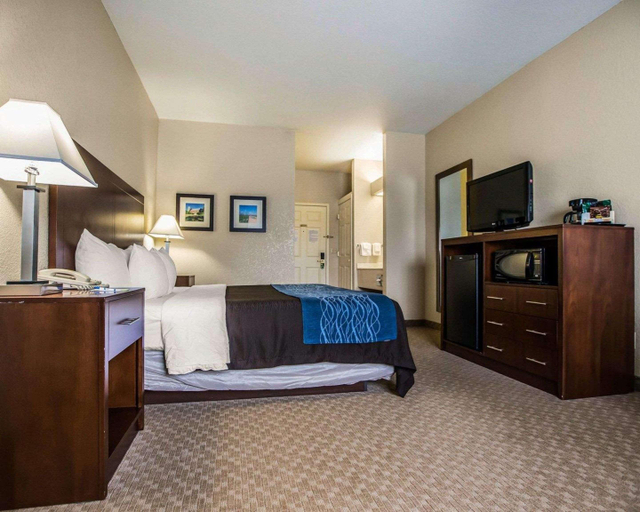 Bedroom 3, Quality Inn & Suites Dixon Near I-88, Lee