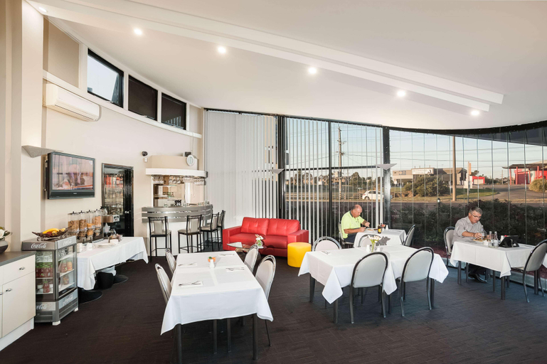 Food & Drinks 5, Mahoneys Motor Inn, Melbourne