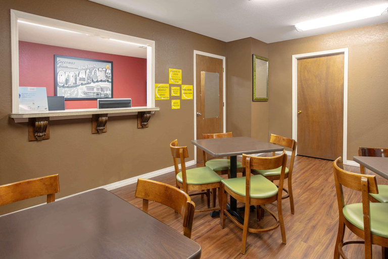 Public Area, Super 8 by Wyndham Big Cabin/Vinita Area, Craig