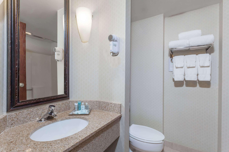 Bathroom 4, Wyndham Southbury, New Haven