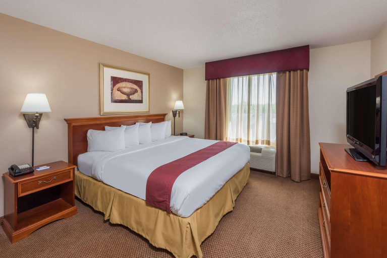 Bedroom 3, Seasons Inn and Suites Highland, Madison