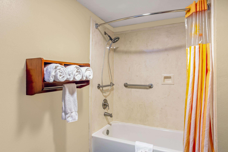 Bathroom 4, Baymont By Wyndham Moss Point, Jackson