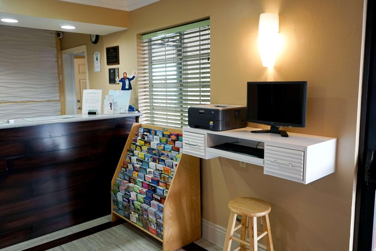 Public Area 2, Howard Johnson by Wyndham Salinas, Monterey