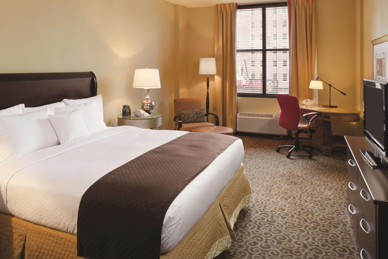 Bedroom 2, Doubletree Hotel Memphis Downtown, Shelby