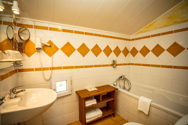 Bathroom 5, LOGIS HOTEL L' Auberge d'Uzes, Gard