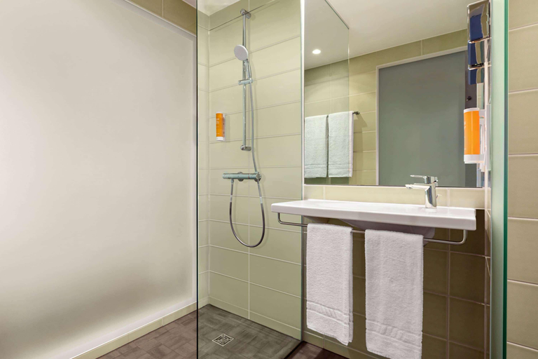 Bathroom 4, Super 8 by Wyndham Hamburg Mitte, Hamburg