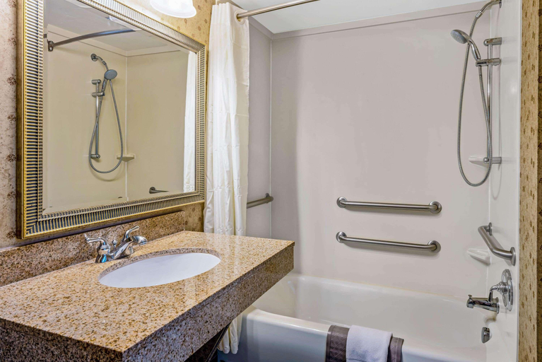 Bathroom 4, La Quinta Inn & Suites Kennewick, Benton