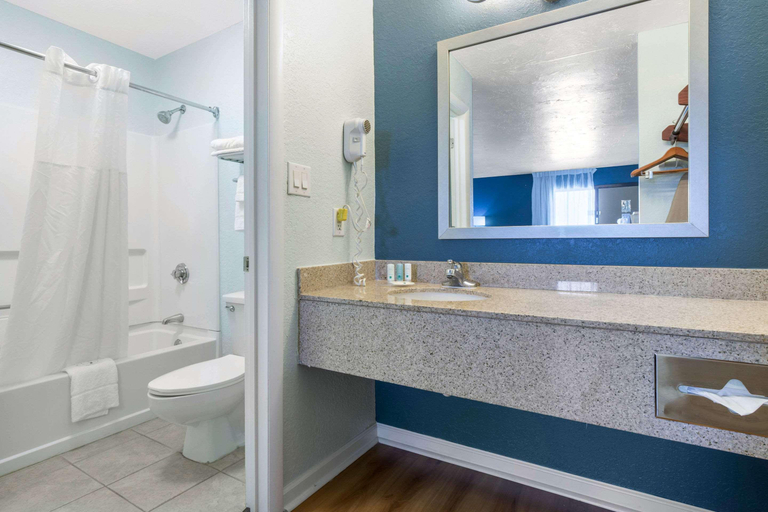 Bathroom 4, Spark By Hilton Outer Banks Kill Devil Hills, Dare