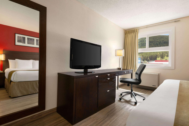 Bedroom 3, Travelodge by Wyndham Blairmore, Division No. 15