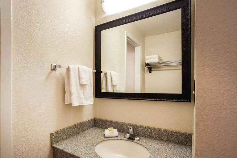 Bathroom 4, La Quinta Inn by Wyndham Oshkosh, Winnebago