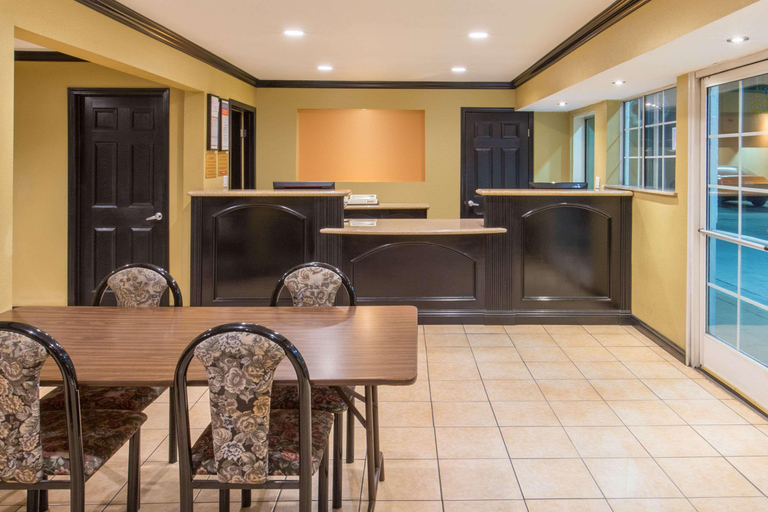 Public Area 2, Ramada by Wyndham Ontario, San Bernardino