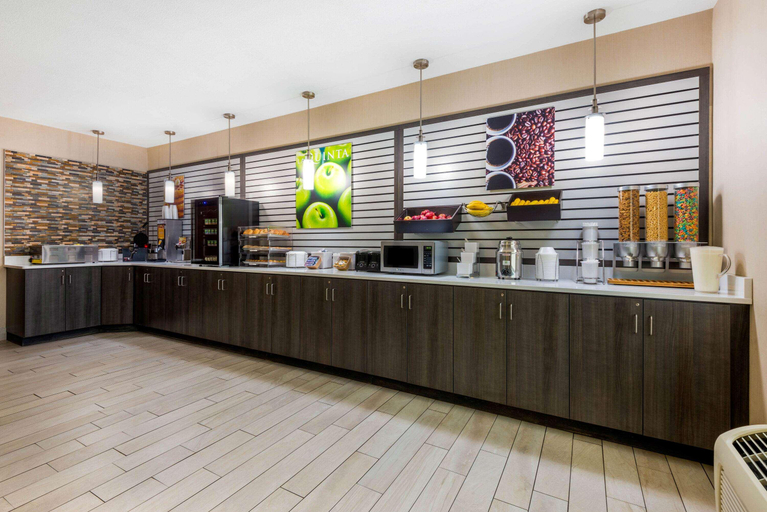 Public Area 2, La Quinta Inn & Suites by Wyndham Batavia, Genesee