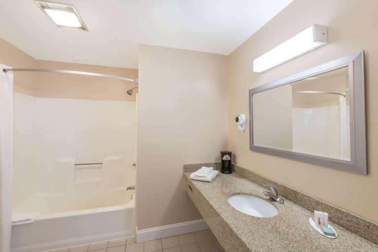 Bathroom 4, Days Inn By Wyndham Middletown Newport Area, Newport