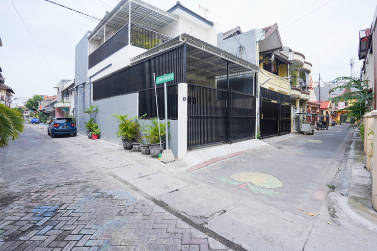 Exterior & Views 1, OYO 2446 Kost Putri Gubeng Kertajaya, Surabaya