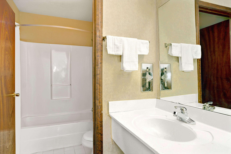 Bathroom 4, Super 8 by Wyndham Griffin, Spalding