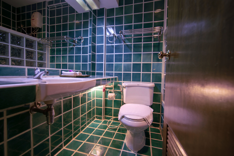 Bathroom 12