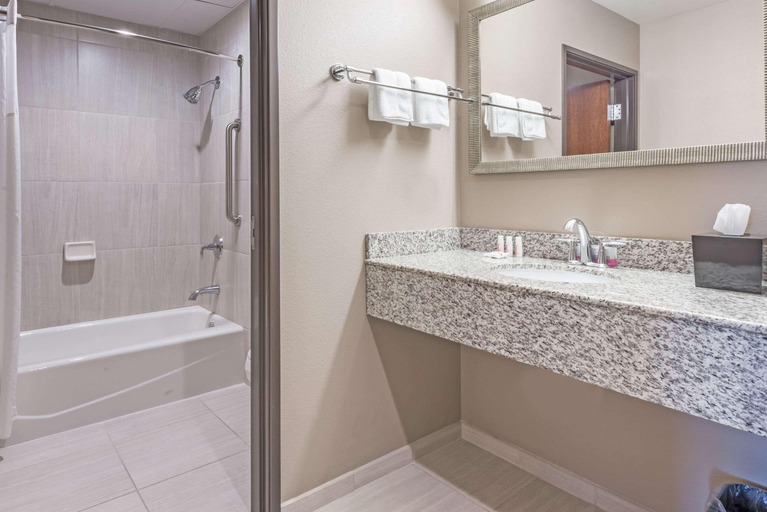 Bathroom, Baymont by Wyndham Bellevue, Jackson