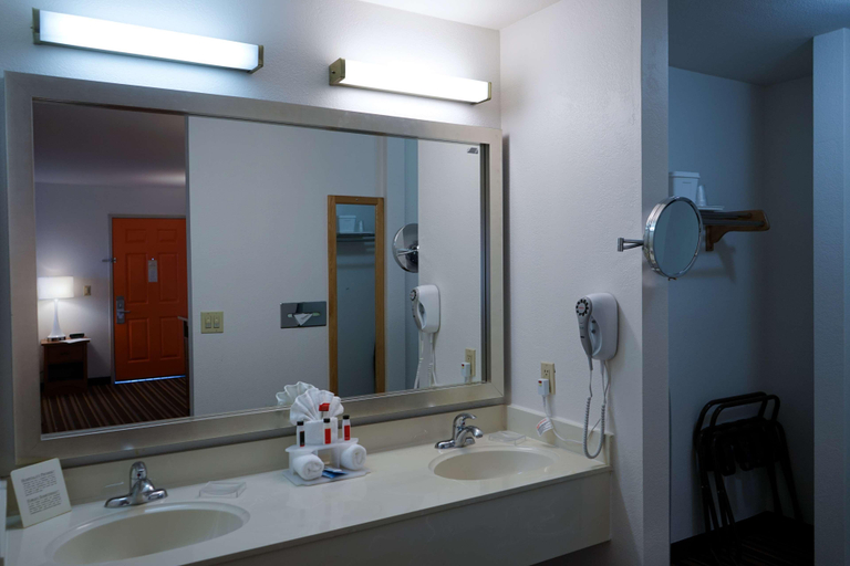 Bathroom 4, Howard Johnson by Wyndham Salinas, Monterey