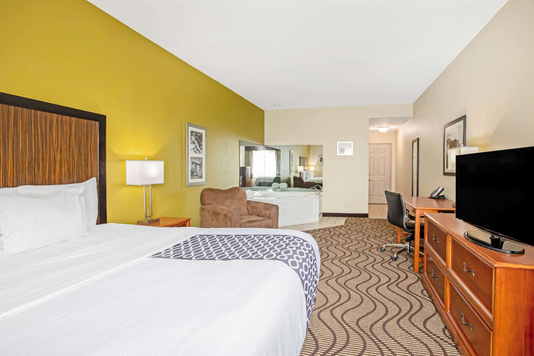 Bedroom 3, La Quinta Inn & Suites by Wyndham Corpus Christi Northwest, Nueces