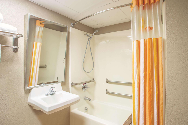 Bathroom 4, La Quinta Inn & Suites Indianapolis South, Marion