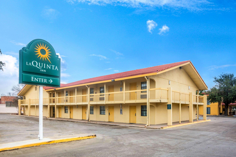 Exterior & Views 1, Super 8 by Wyndham Eagle Pass, Maverick