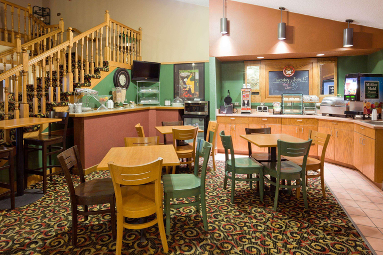 Food & Drinks 5, AmericInn by Wyndham Blue Earth, Faribault