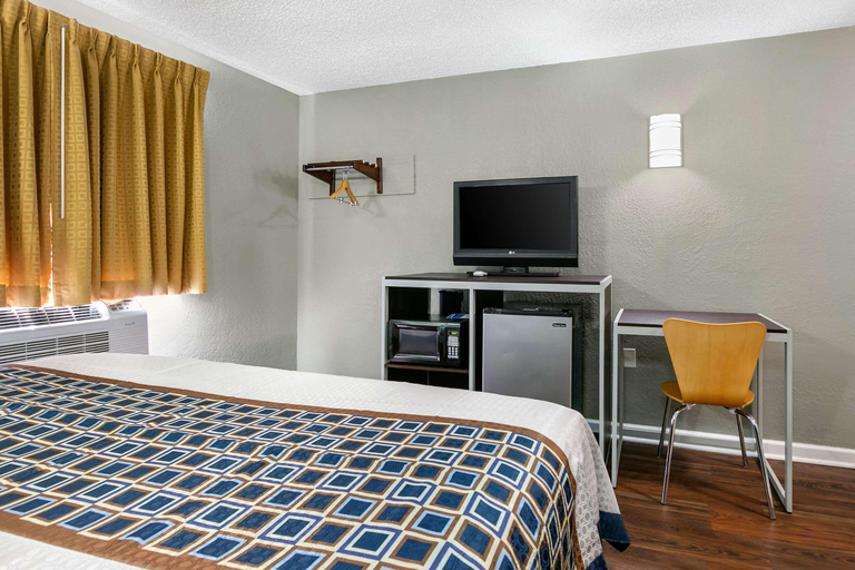 Bedroom 3, Rodeway Inn Bristol near Sesame Place, Bucks