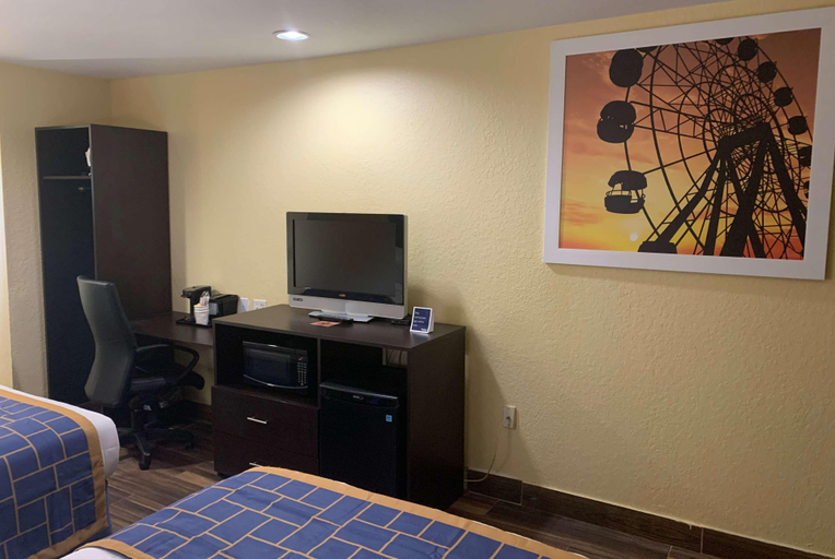 Bedroom 3, Days Inn & Suites Tampa/Raymond James Stadium, Hillsborough