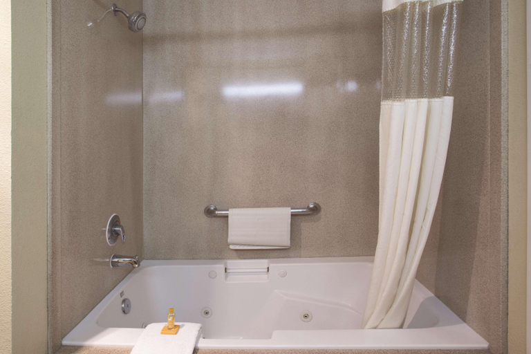 Bathroom 4, La Quinta Inn & Suites Albuquerque-Midtown/Univers, Bernalillo