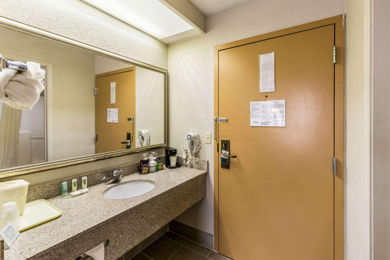 Bathroom 4, Quality Inn Historic Route 66, Phelps