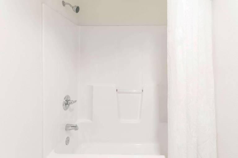 Bathroom 4, Budget Inn and Suites, Clinton