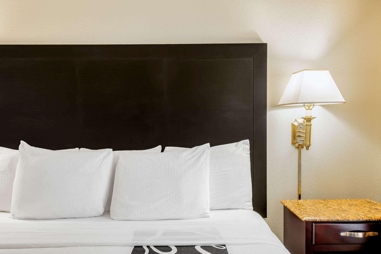 Bedroom 3, La Quinta Inn & Suites by Wyndham Mt. Laurel - Ph, Burlington