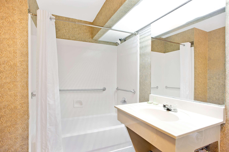 Bathroom, Super 8 By Wyndham Canton, Madison
