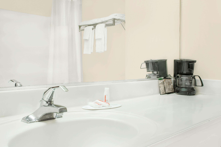 Bathroom 4, Days Inn by Wyndham Lincoln, Talladega