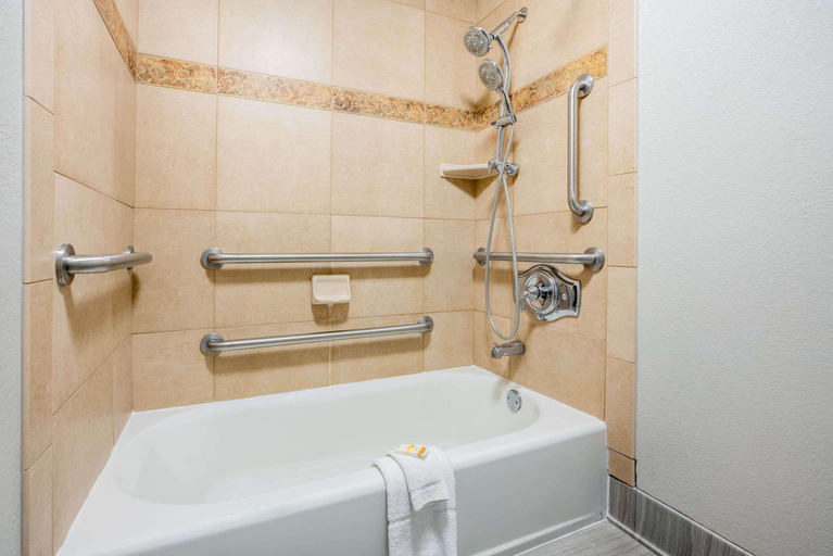 Bathroom 4, La Quinta Inn & Suites by Wyndham Pocatello, Bannock