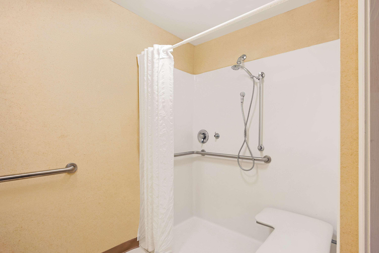 Bathroom 4, Baymont by Wyndham Pearl, Rankin