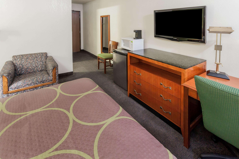 Bedroom 3, Super 8 By Wyndham Merrillville/Gary Area, Lake