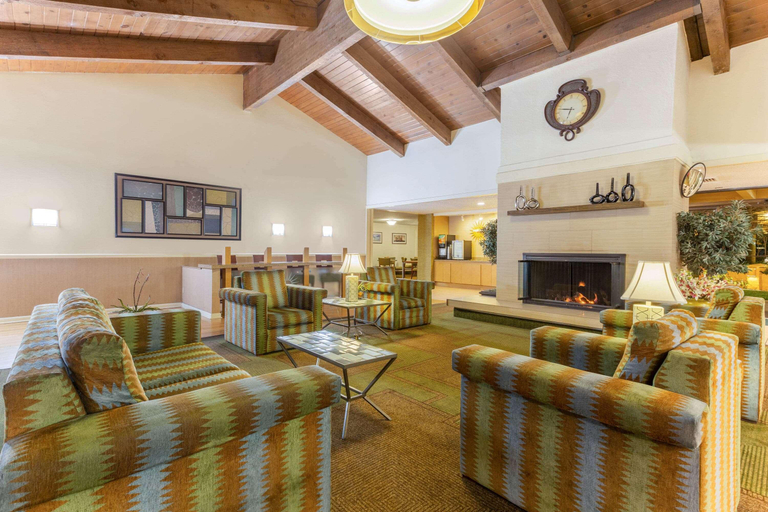 Public Area 2, La Quinta Inn & Suites by Wyndham Redding, Shasta