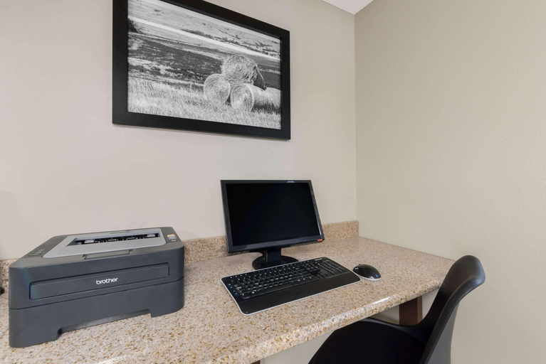 Others 5, Super 8 by Wyndham Pierre SD, Hughes