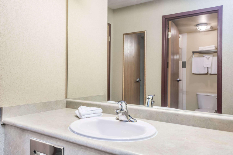 Bathroom 4, Quality Inn & Suites Grimsby, Niagara