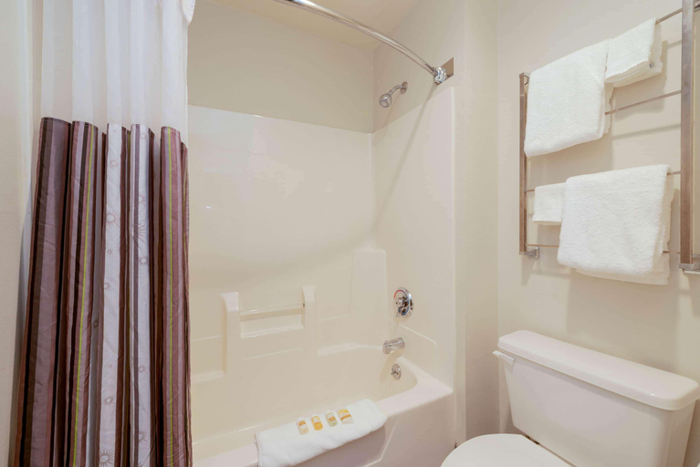 Bathroom 4, La Quinta Inn Cleveland Macedonia, Summit