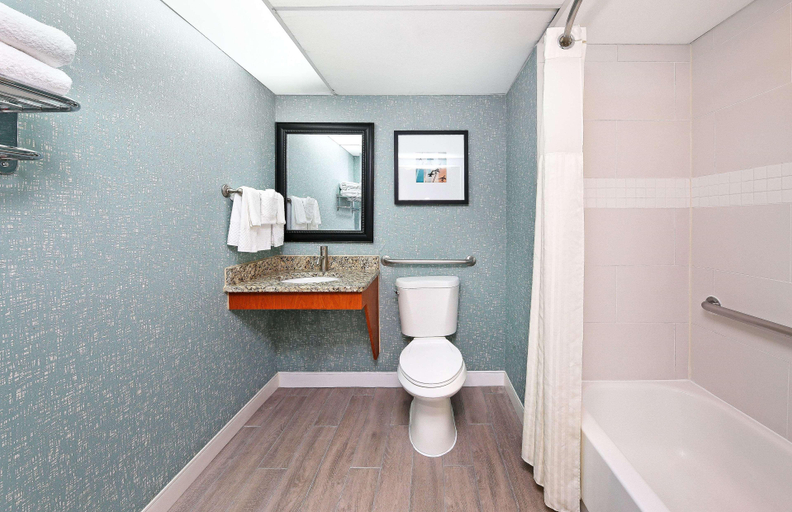 Bathroom 5, Doubletree Hotel Virginia Beach, Virginia Beach